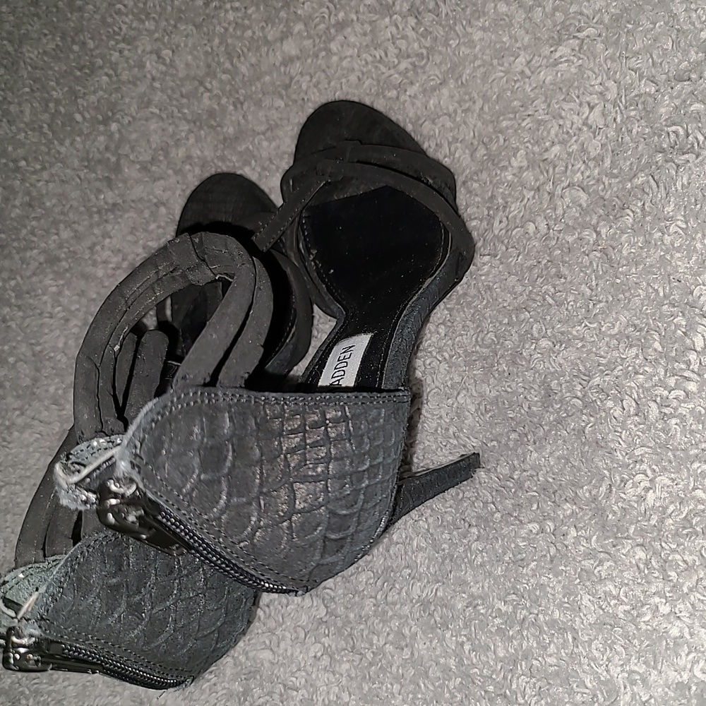 Steve Madden Size 6M Black Leather Croc Embossed Design